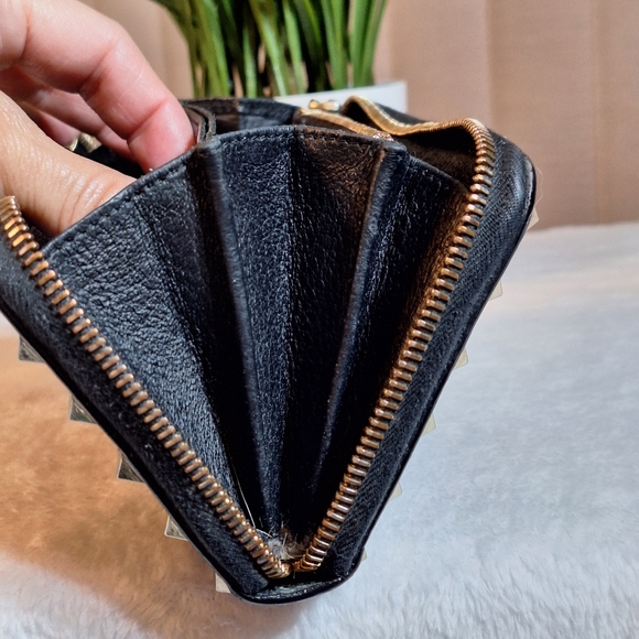 Valentino Rockstud Grainy Calfskin Full Zip Wallet - Picture 4 of 16
